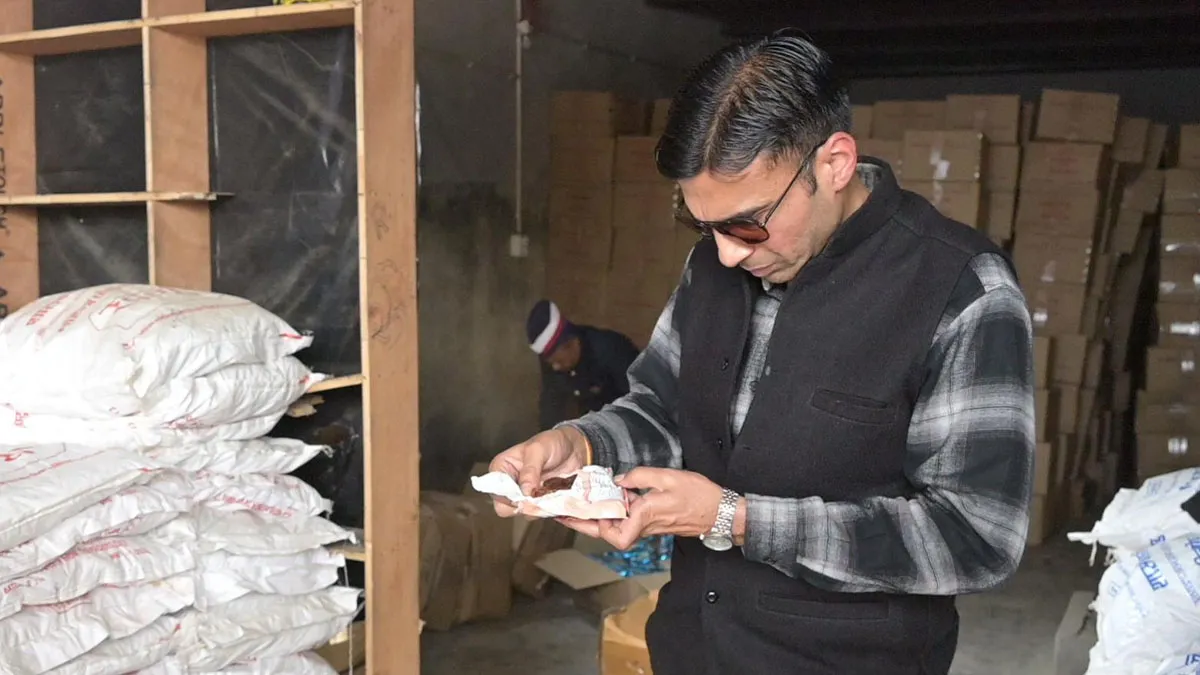 देहरादून DM Savin Bansal का बड़ा एक्शन, रुड़की के सेंट्रल गोदाम पर मारा छापा