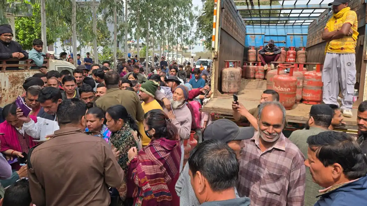 देहरादून में गैस एजेंसी पर डीएम सविन बंसल की बड़ी कार्रवाई, पटेलनगर थाने में केस दर्ज