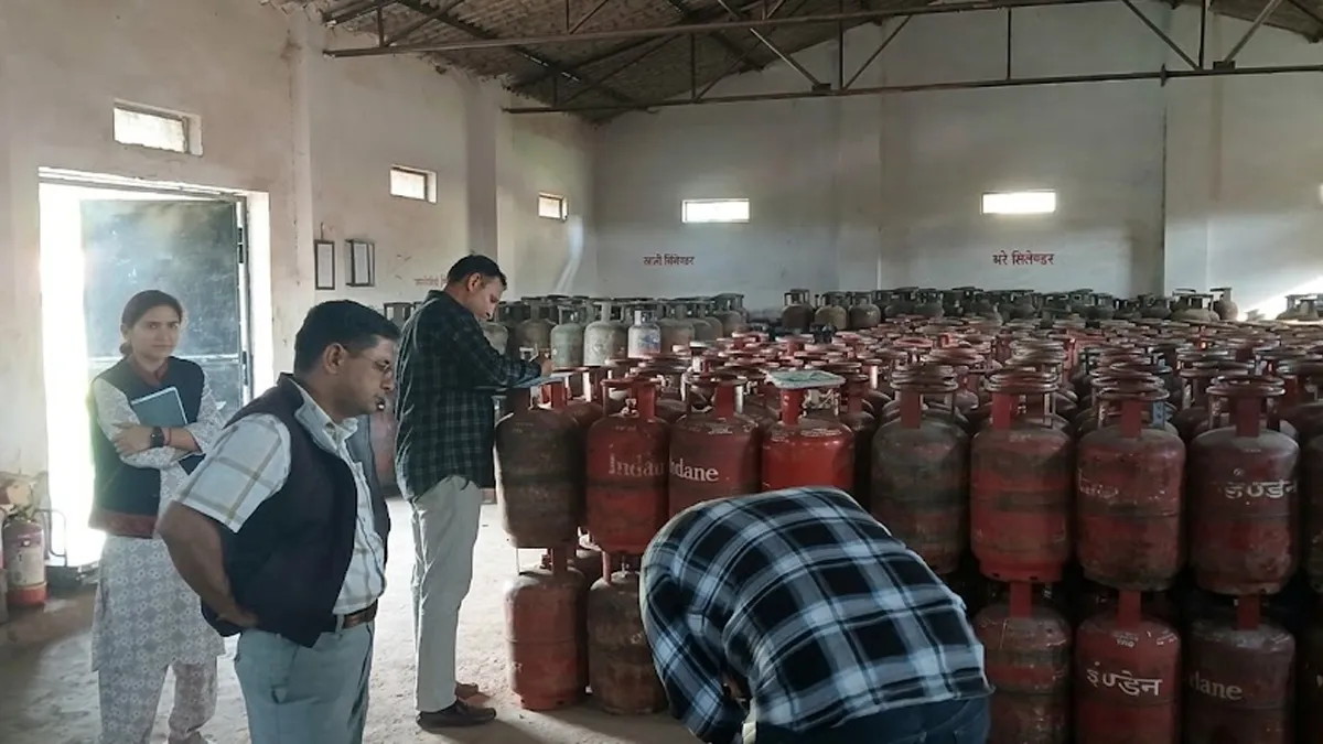 देहरादून में एलपीजी कालाबाजारी पर कोहराम, DM की QRT टीम ने 87 ठिकानों पर बोला धावा