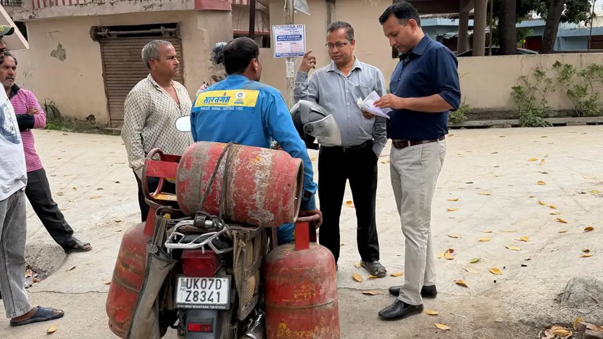 देहरादून में गैस सिलेंडरों की होम डिलीवरी का नया नियम लागू, रद्द हो सकता है गैस एजेंसी का लाइसेंस