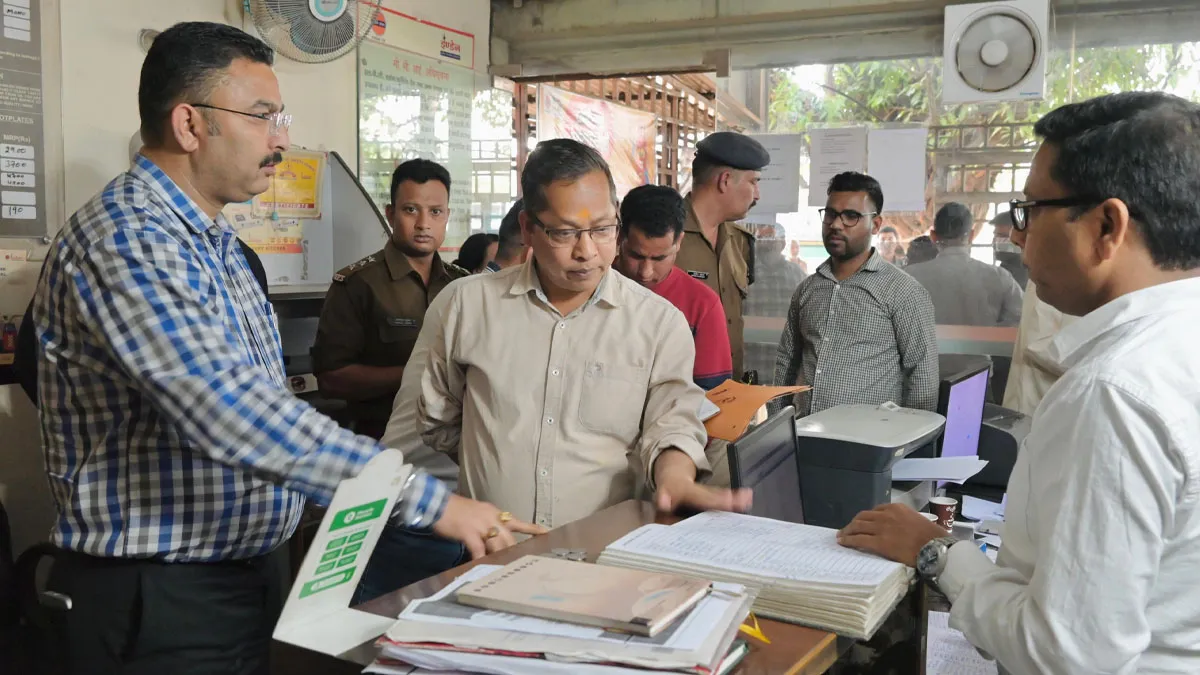 देहरादून में गैस किल्लत के बीच बड़ी कार्रवाई, 17 एजेंसियों पर छापा - दो गिरफ्तार और 19 सिलेंडर जब्त