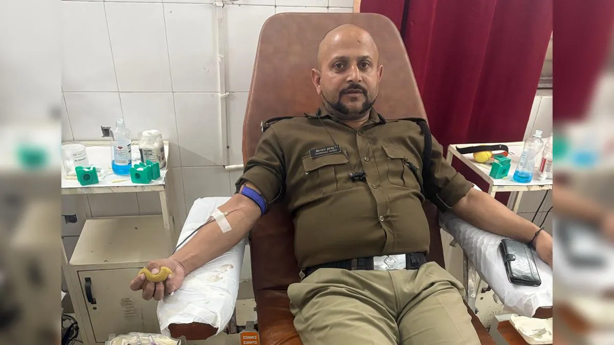 अस्पताल में भर्ती मरीज के लिए फरिश्ता बना सिपाही शाहनवाज अहमद, रोजा तोड़कर किया रक्तदान