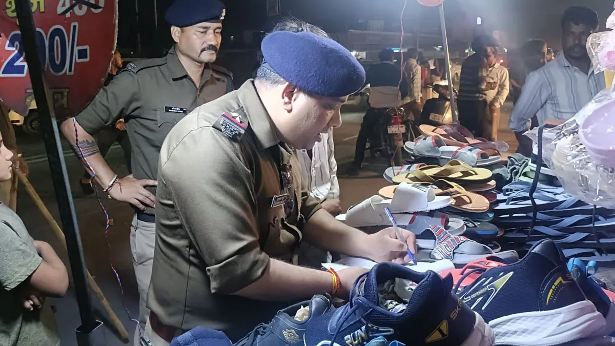 Dehradun News : देहरादून के रायपुर में पुलिस का बड़ा एक्शन, सड़क किनारे से हटाया अवैध अतिक्रमण
