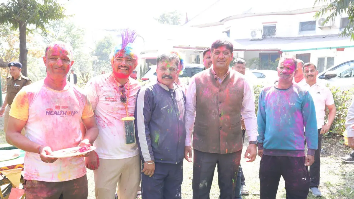 Home 4 Dehradun Police: अपनों से दूर ड्यूटी पर तैनात जवानों के बीच पहुंचे एसएसपी, मनाई होली