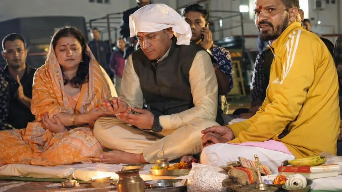 SSP Doon ने पुलिस परिवार के साथ किया होलिका दहन, बच्चों को गुलाल लगाकर दी होली की बधाई