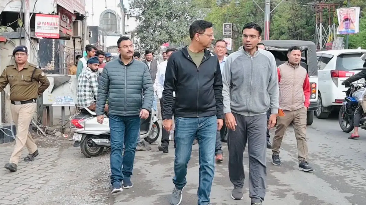 सुबह 6 बजे सड़कों पर उतरे सचिव और डीएम, रेस्टोरेशन में लापरवाही देख अधिकारियों को लगाई फटकार