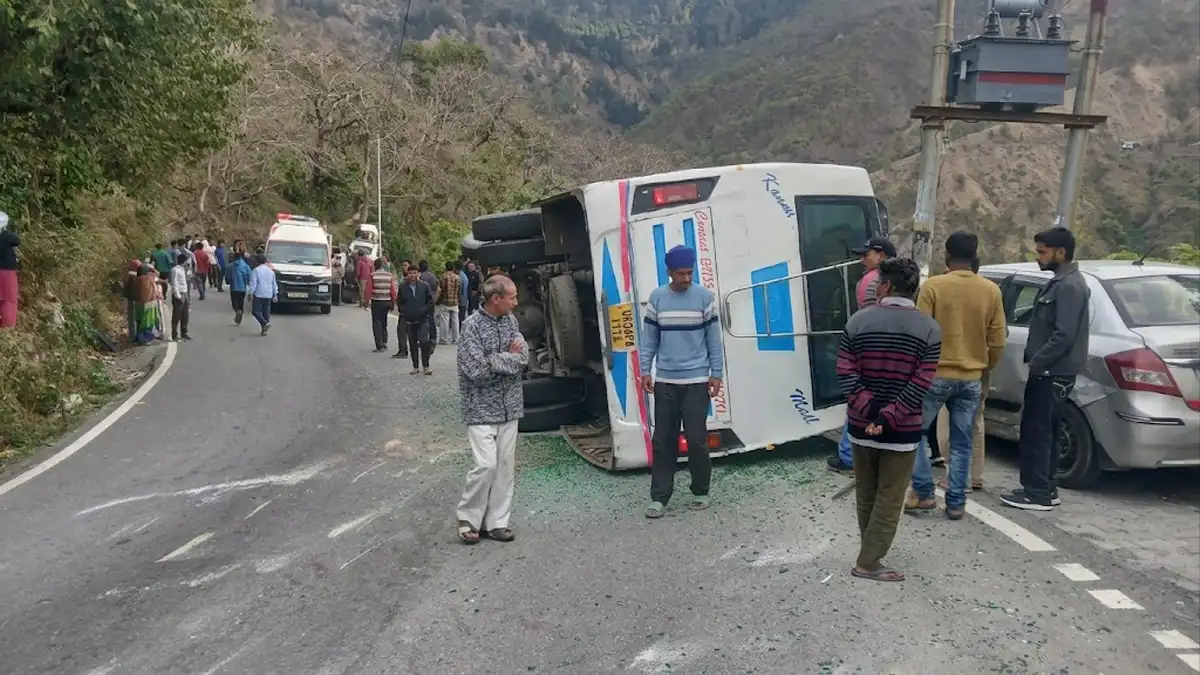 डीडीहाट जा रही बस खाई के पास पलटी, एक यात्री की मौत - कई गंभीर