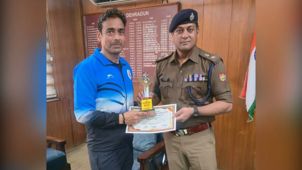 बैडमिंटन चैंपियनशिप में देहरादून पुलिस के दरोगा ने जीते दो पदक, एसएसपी ने किया सम्मानित