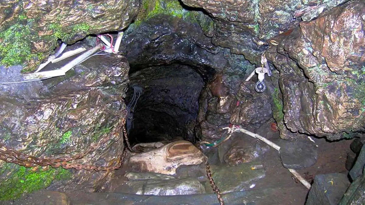 Patal Bhuvaneshwar Temple