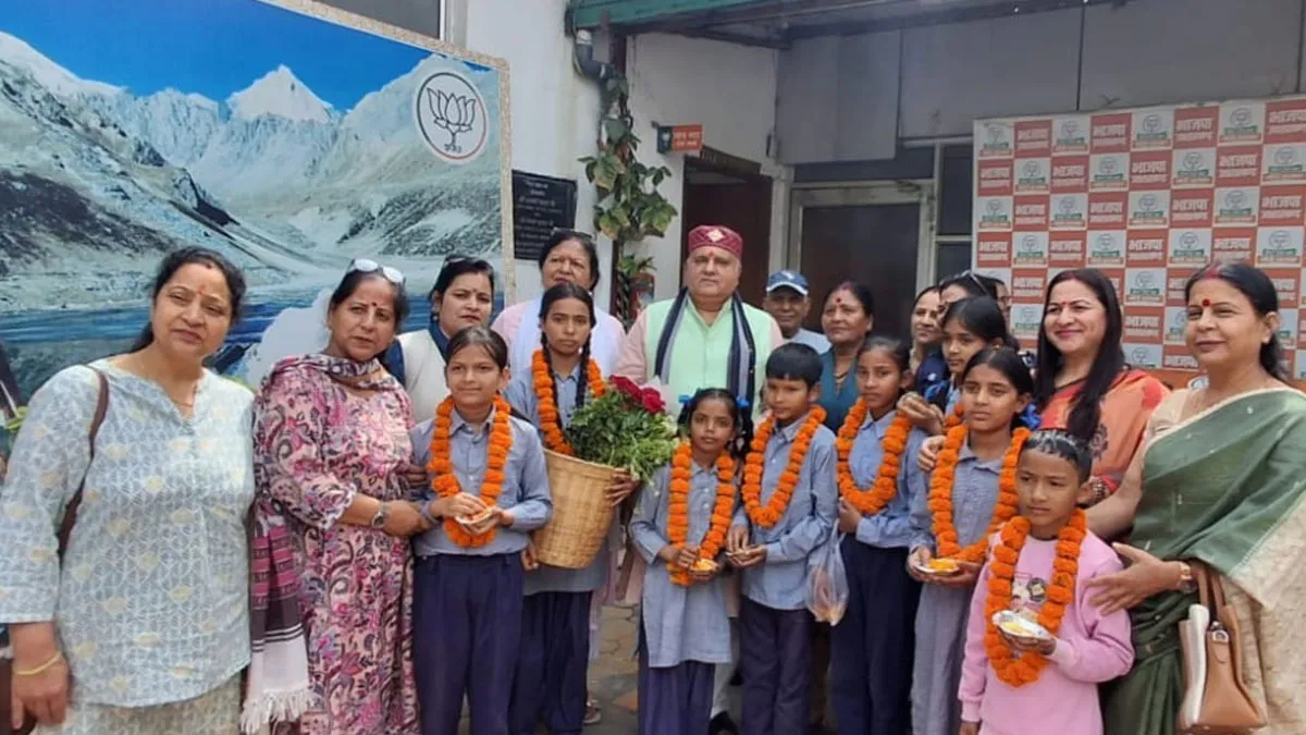 "फूल देई, छम्मा देई..." गीतों के साथ भाजपा कार्यालय पहुंचे बच्चे, प्रदेश अध्यक्ष से मिला आशीर्वाद
