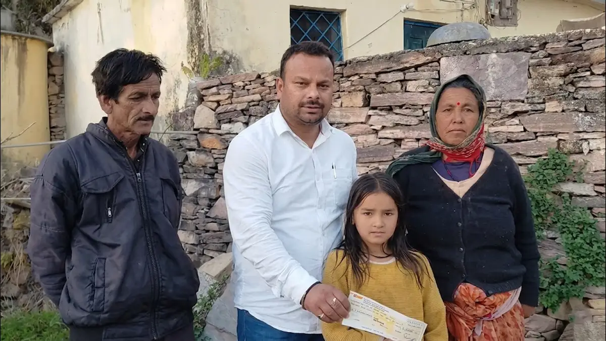 देवप्रयाग की 8 साल की मासूम के लिए 'देवदूत' बने सुरेंद्र सिंह रावत, उठाई उम्रभर की जिम्मेदारी