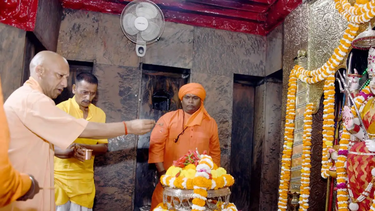 Chaitra Navratri 2026 से पहले शक्तिपीठ पहुंचे सीएम योगी, मां पाटेश्वरी के चरणों में नवाया शीश