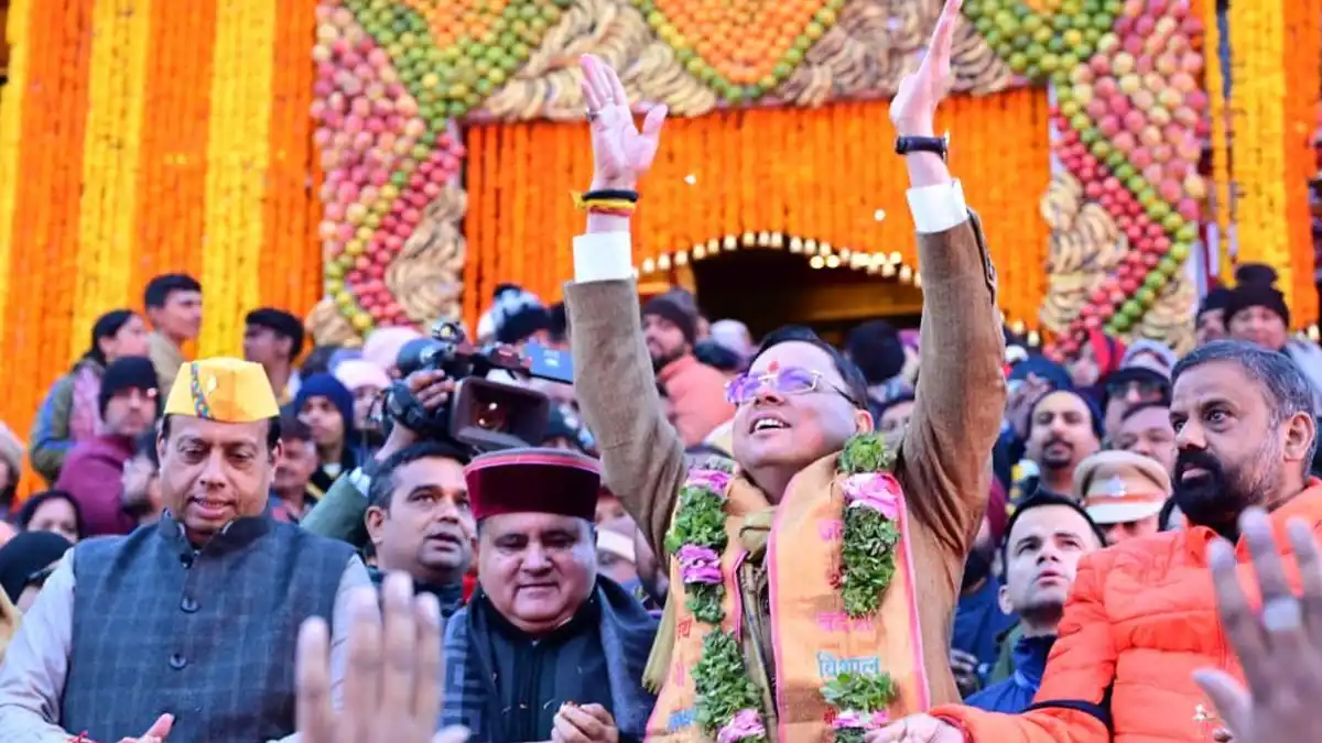 Badrinath Dham : वैदिक मंत्रोच्चार के साथ खुले बद्रीनाथ के द्वार, 15 हजार भक्तों ने किया अखंड ज्योति का दर्शन