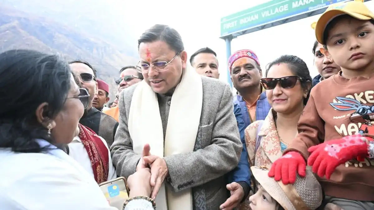 CM Dhami Mana Visit : भारत के प्रथम गांव माणा पहुंचे मुख्यमंत्री धामी, महिलाओं के हुनर को देख हुए गदगद