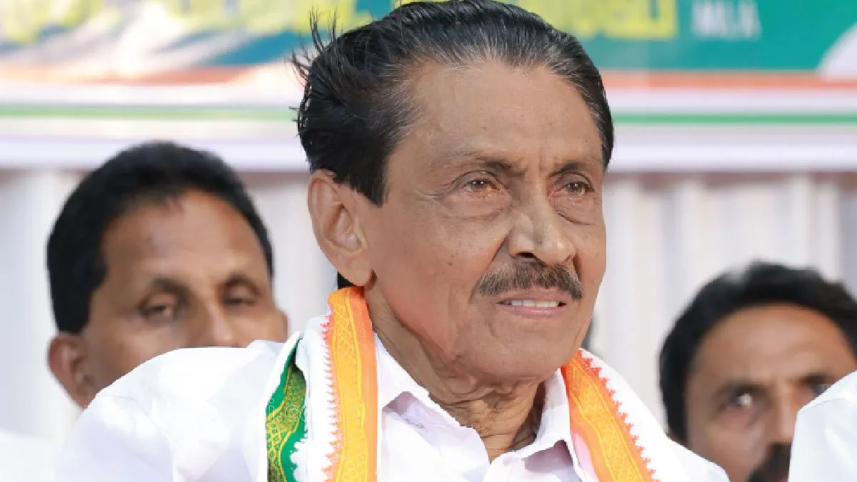 केरल चुनाव से पहले कांग्रेस नेता का शर्मनाक बयान: बोले - 'विरोधियों को फंसाने के लिए महिला कार्यकर्ता फाड़ लें अपने कपड़े'