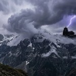 Chardham Yatra पर मौसम की मार: 8 जिलों में बारिश और बिजली गिरने का अलर्ट, यात्री सावधान