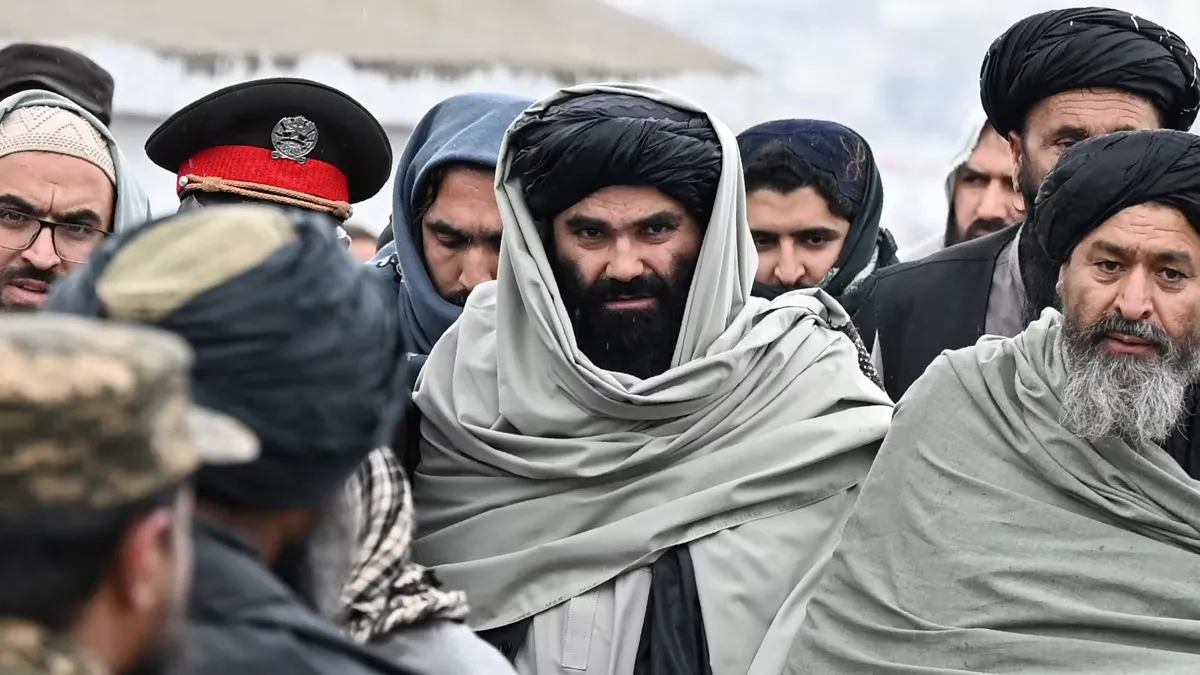 अफ़गानिस्तान में 'पीस मेकर' बनने की होड़, चीन की मेज पर बैठे दुश्मन देशों के बीच क्या सुलझेंगे विवाद?