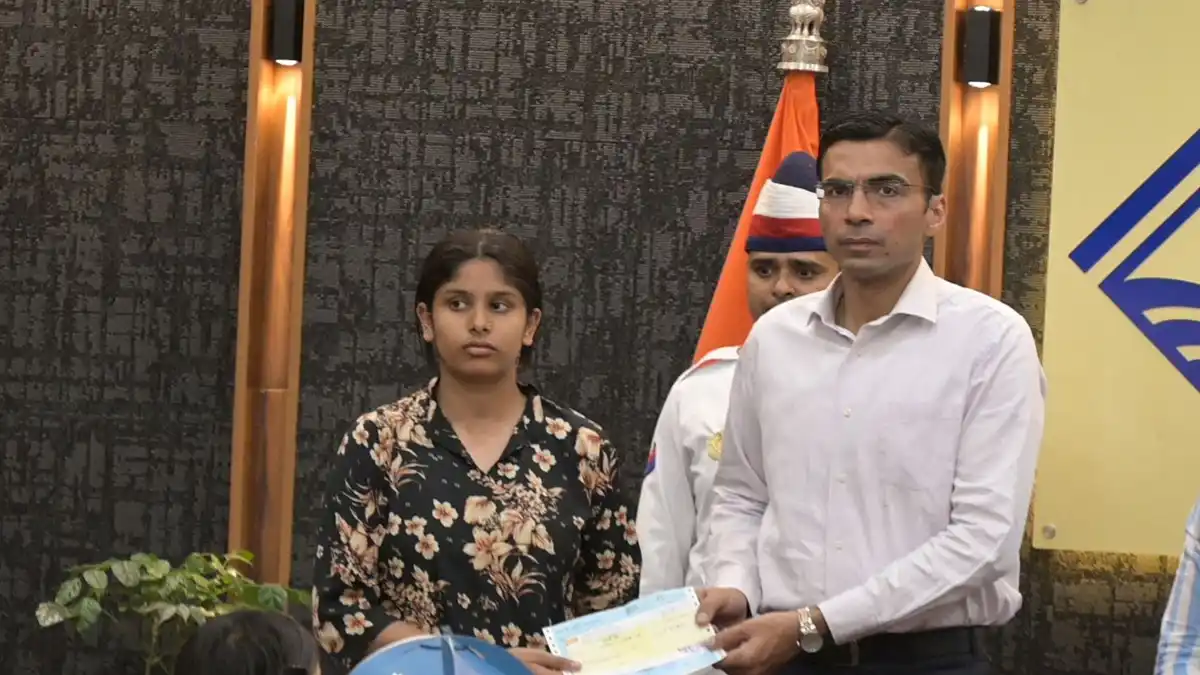 दिवंगत कर्मचारी की बेटी के लिए फरिश्ता बने DM सविन बंसल, मौके पर ही मिली आर्थिक मदद