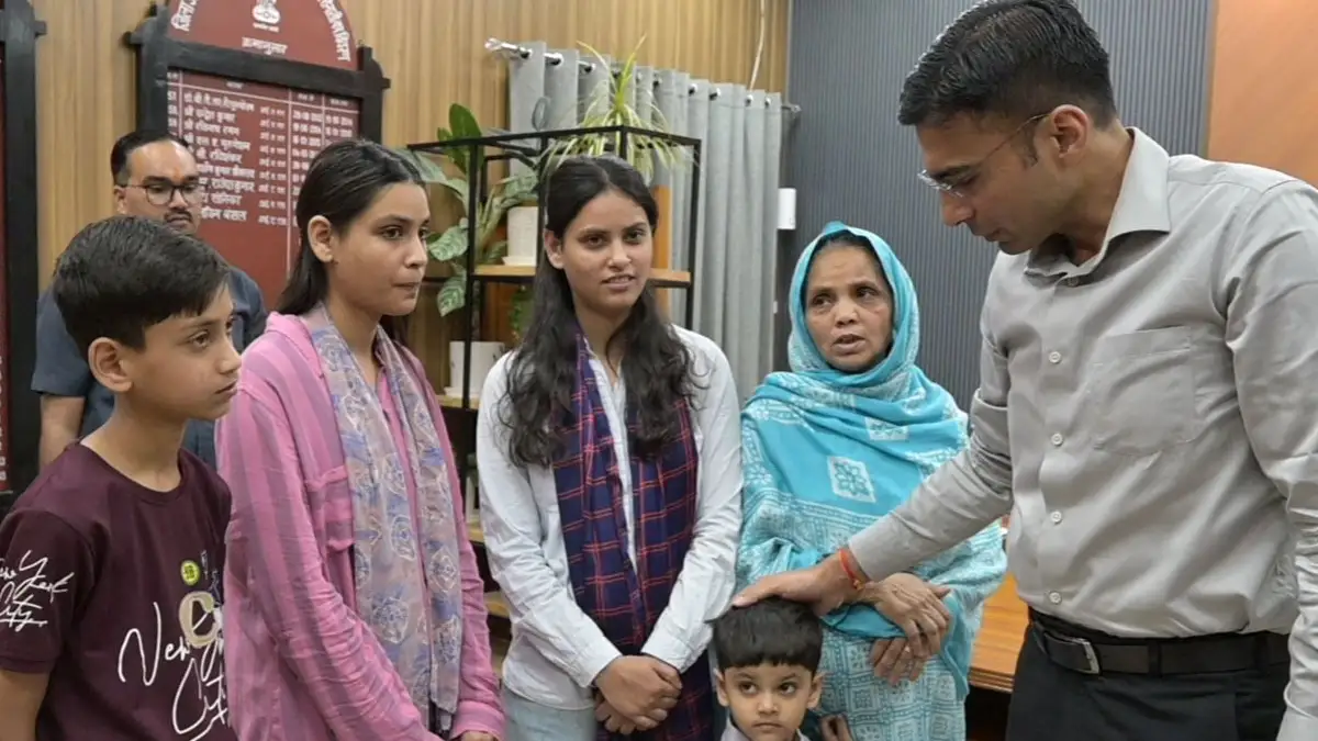देहरादून के डीएम ने पेश की मिसाल, विधवा महिला का बैंक कर्ज चुकाया और बेटियों की पढ़ाई का उठाया जिम्मा