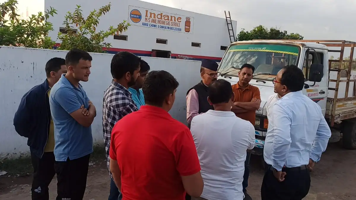 देहरादून में घरेलू गैस की कालाबाजारी पर बड़ा एक्शन: डोईवाला और विकासनगर में छापेमारी, कई सिलेंडर जब्त