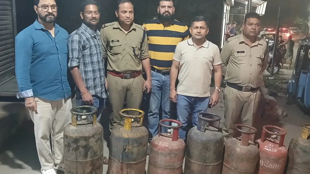 Dehradun News : बंद पेट्रोल पंप पर चल रहा था गैस रिफिलिंग का खेल, 327 सिलेंडर जब्त