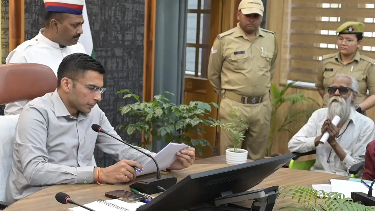 देहरादून: 82 साल के बुजुर्ग का 31 हजार का पानी बिल माफ, DM ने खुद राइफल फंड से चुकाए पैसे