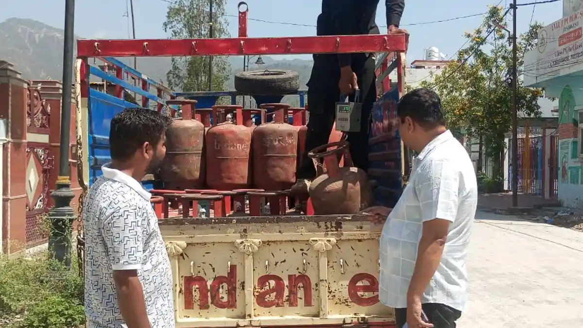Home 6 Dehradun LPG Black Marketing : ऋषिकेश की अंकुर गैस एजेंसी पर गिरी गाज, जिलाधिकारी के निर्देश पर FIR दर्ज