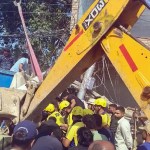 Dehradun Road Accident : मोहब्बेवाला में कार से टकराने के बाद बिजली के पोल में घुसा ट्रक, केबिन में फंसा चालक।