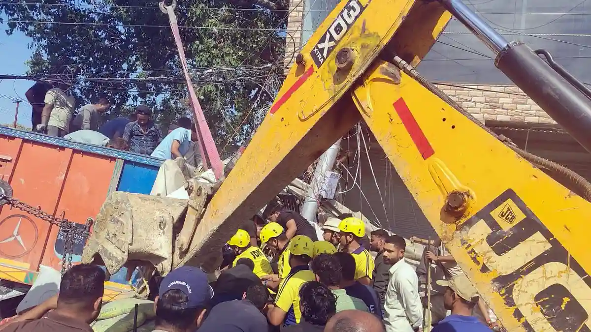 Dehradun Road Accident : मोहब्बेवाला में कार से टकराने के बाद बिजली के पोल में घुसा ट्रक, केबिन में फंसा चालक।