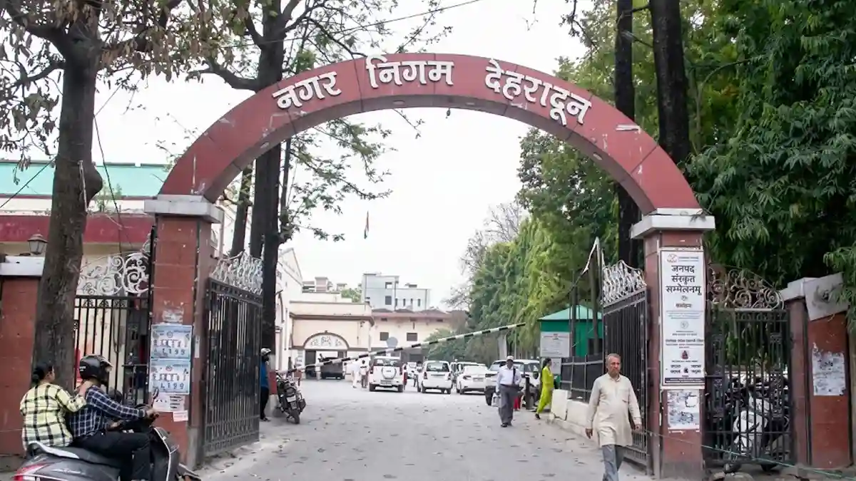 Dehradun Nagar Nigam : देहरादून नगर निगम की बोर्ड बैठक में भारी हंगामा, पोस्टर हटाने को लेकर भिड़े भाजपा-कांग्रेस पार्षद