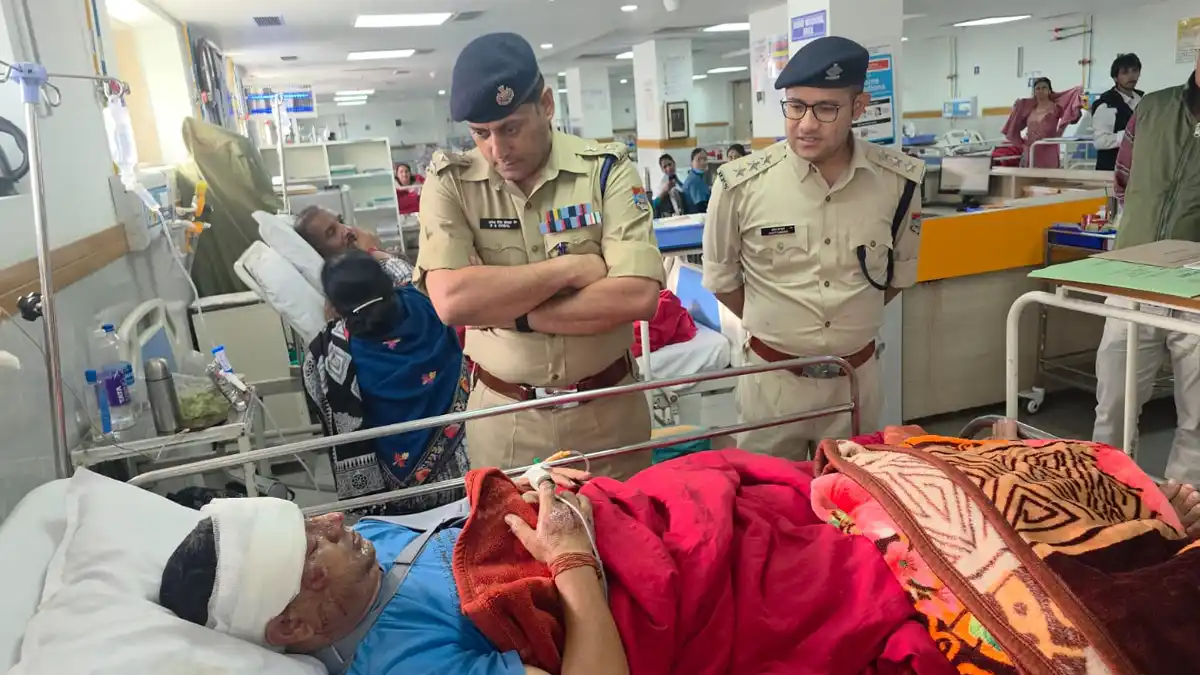 चेकिंग के दौरान नहीं रुकी संदिग्ध गाड़ी, बैरिकेडिंग तोड़ पुलिसकर्मी और राहगीर को मारी टक्कर