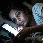 क्या आप भी दिन भर स्क्रीन से चिपके रहते हैं? जानें कैसे ‘ब्लू लाइट’ छीन रही आपकी जवानी