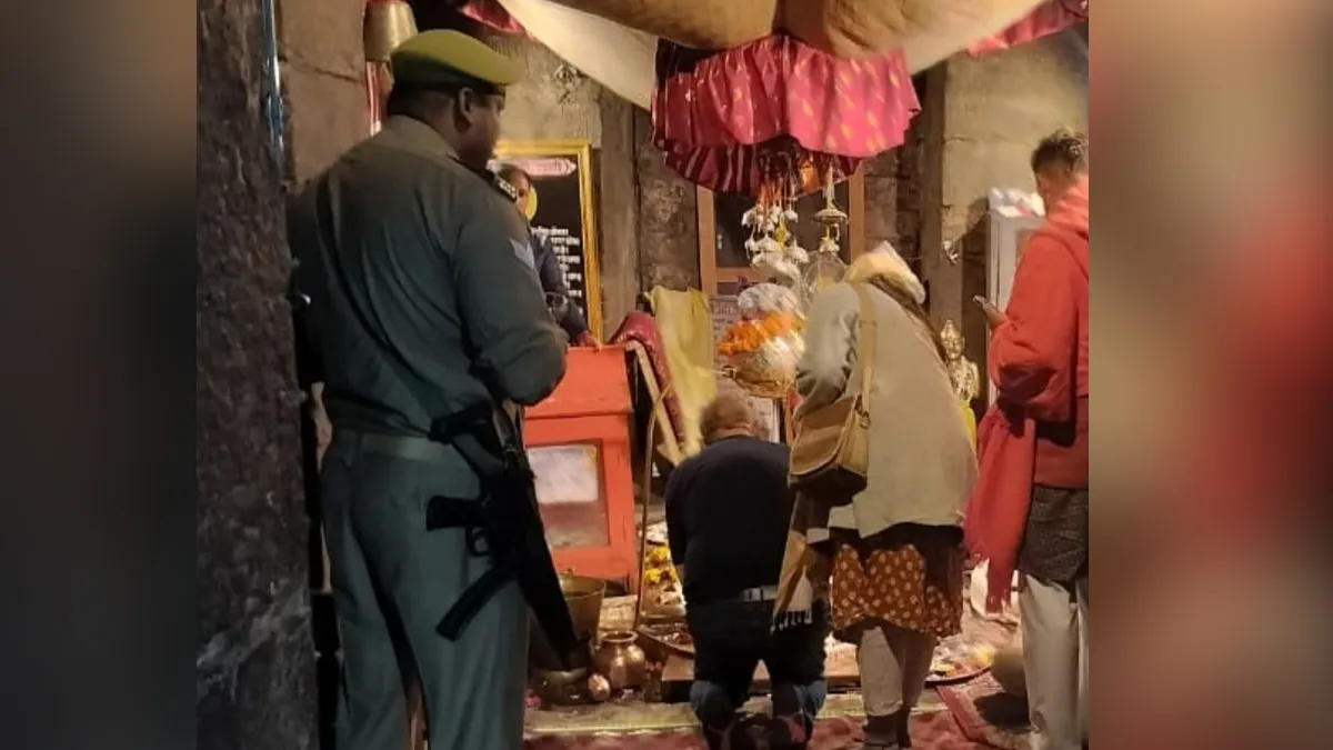 Jageshwar Dham Controversy : उत्तराखंड का पांचवा धाम 'अपवित्र'? मंदिर के गर्भगृह में असलहा ले जाने पर मचा बवाल