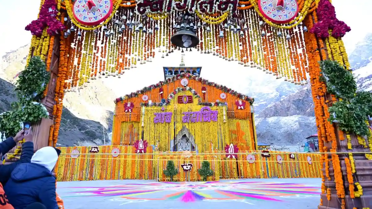 Kedarnath Kapat Opening : ‘हर हर महादेव’ के जयघोष से गूंजी केदारघाटी, बाबा केदार के दर्शन को उमड़ा आस्था का सैलाब