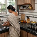 किचन  में चूल्हा और सिंक पास होने से घर में बढ़ता है क्लेश, बिगड़ सकती है सेहत और आर्थिक स्थिति