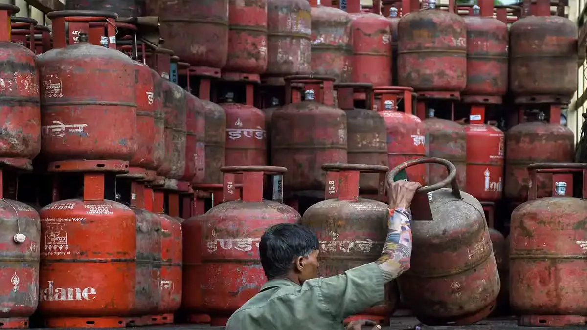 स्ट्रेट ऑफ होर्मुज में फंसी रसोई गैस को नेवी ने निकाला, जल्द पहुंचेगी राहत की बड़ी खेप