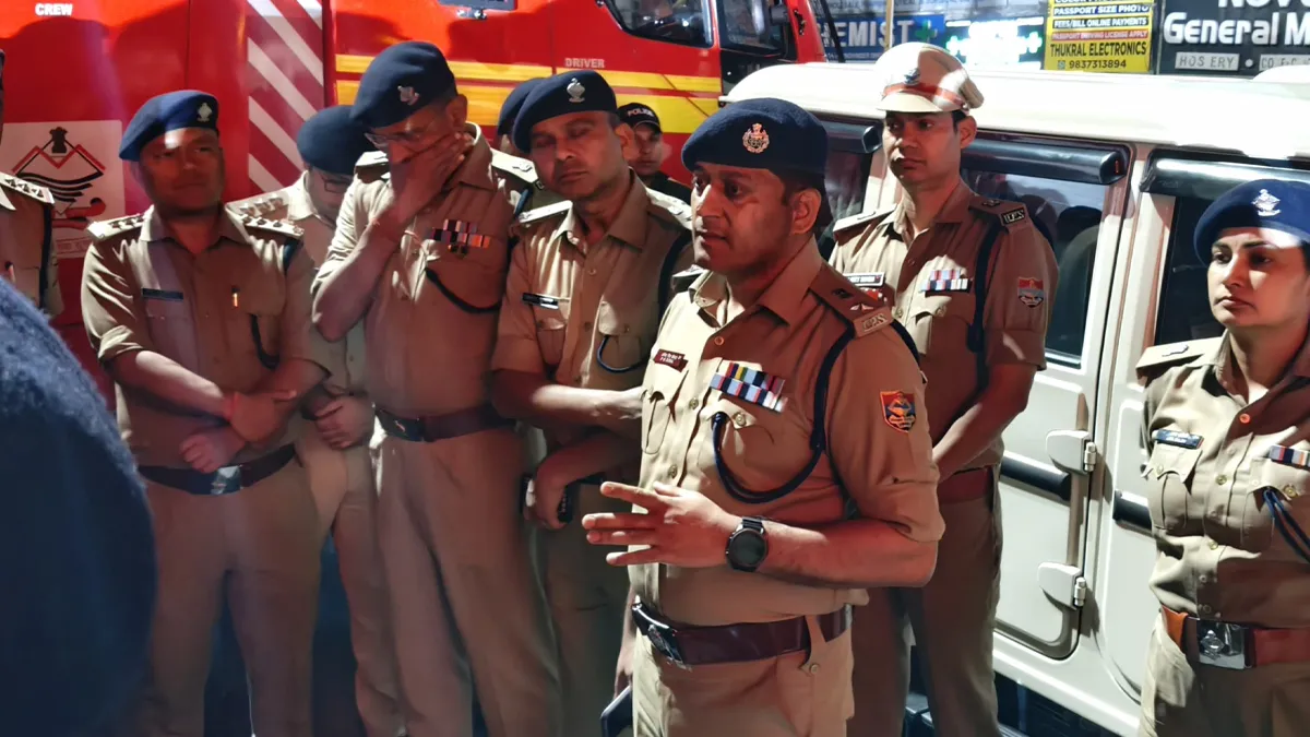 देहरादून में आधी रात को 'Operation Prahar': सड़कों पर खुद उतरे SSP,1500 लोगों से पूछताछ, 42 गाड़ियां सीज