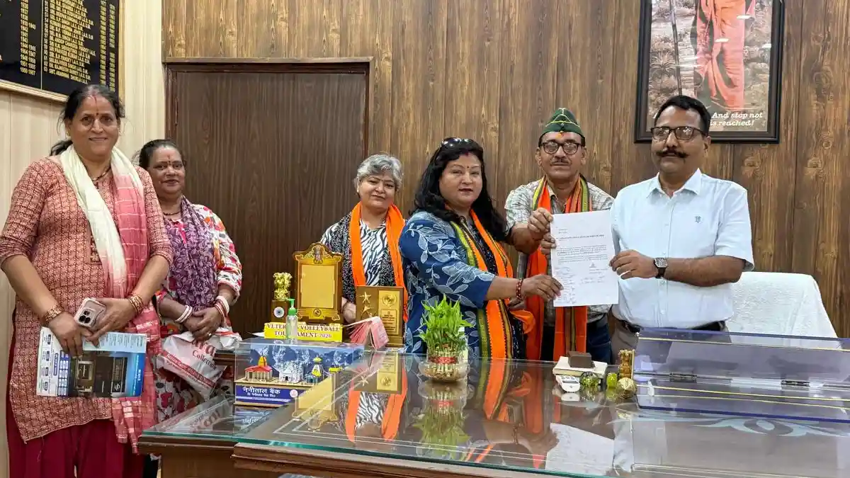 नशे के खिलाफ अभियान चलाने वाले कार्यकर्ता को प्रताड़ित करने का आरोप, नैनीताल डीएम को सौंपा ज्ञापन