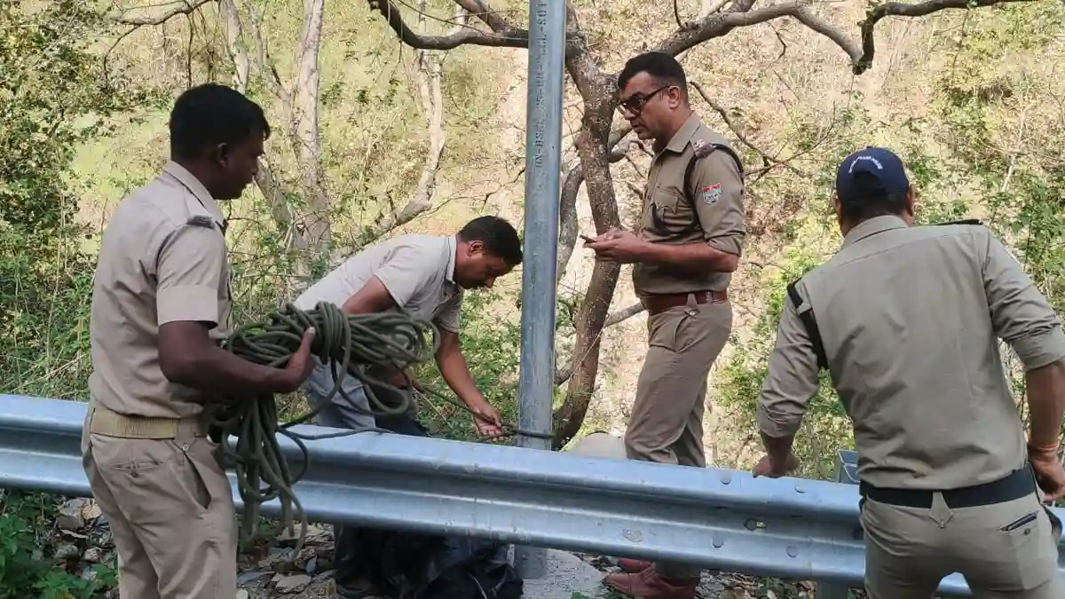 Pauri News : मां चंद्रबदनी के दर्शन कर लौट रहे परिवार की कार खाई में गिरी, एक की मौत