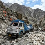 विकासनगर-त्यूणी मार्ग पर बड़ा हादसा: 200 मीटर गहरी खाई में गिरा ईंटों से भरा ट्रक, चालक की मौत