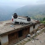 अल्मोड़ा: अनियंत्रित होकर मकान की छत पर गिरी कार, बागेश्वर के युवक की मौके पर मौत