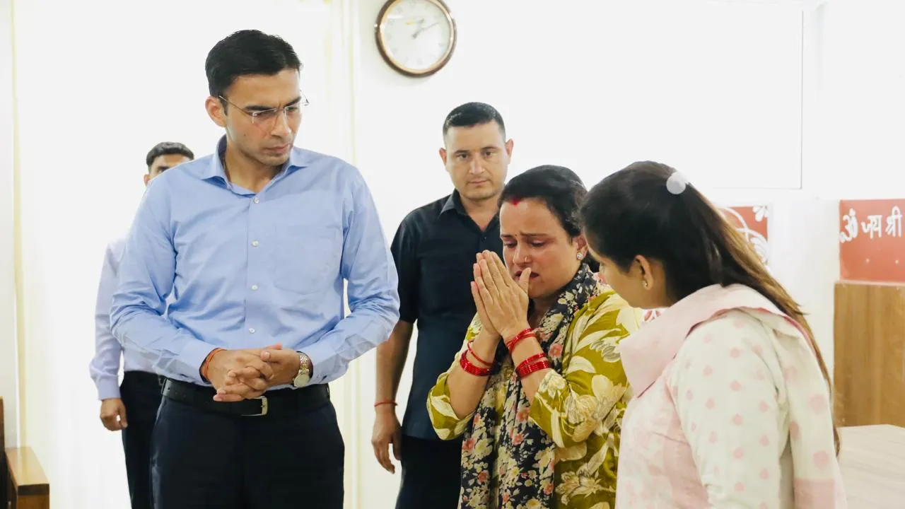 कैंसर पीड़ित पति और दो मासूम बच्चों के लिए मसीहा बने DM Savin Bansal, ऐसे बचाई एक परिवार की जिंदगी