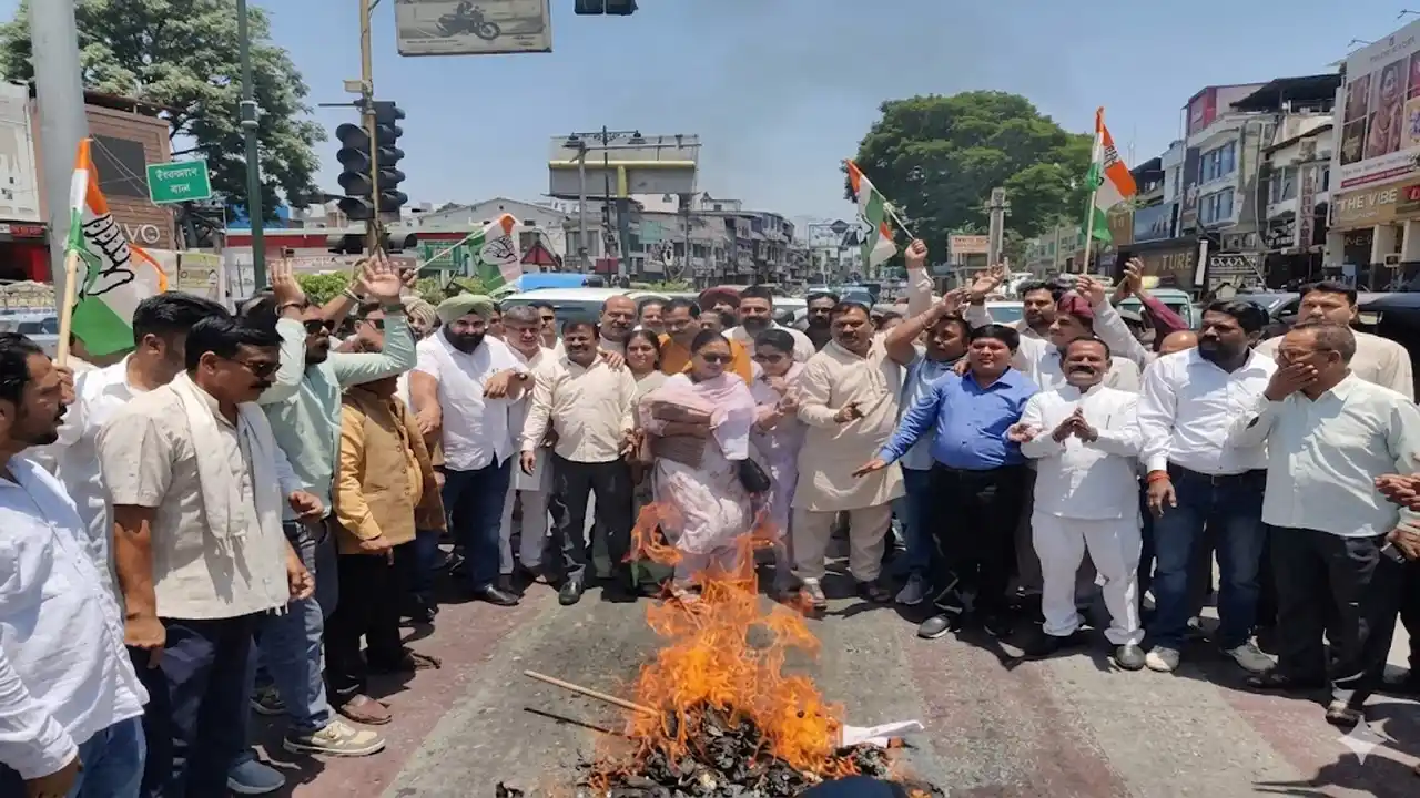 देहरादून के एस्ले हॉल चौक पर कांग्रेस का उग्र प्रदर्शन, बढ़ती महंगाई को लेकर फूंका सरकार का पुतला