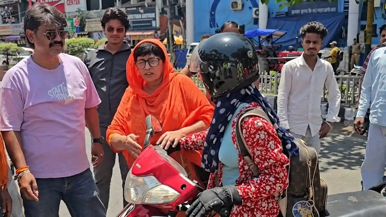 देहरादून के घंटाघर पर बजरंग दल का प्रदर्शन, सड़क पर युवती को रोककर पूछा मजहब, वीडियो वायरल