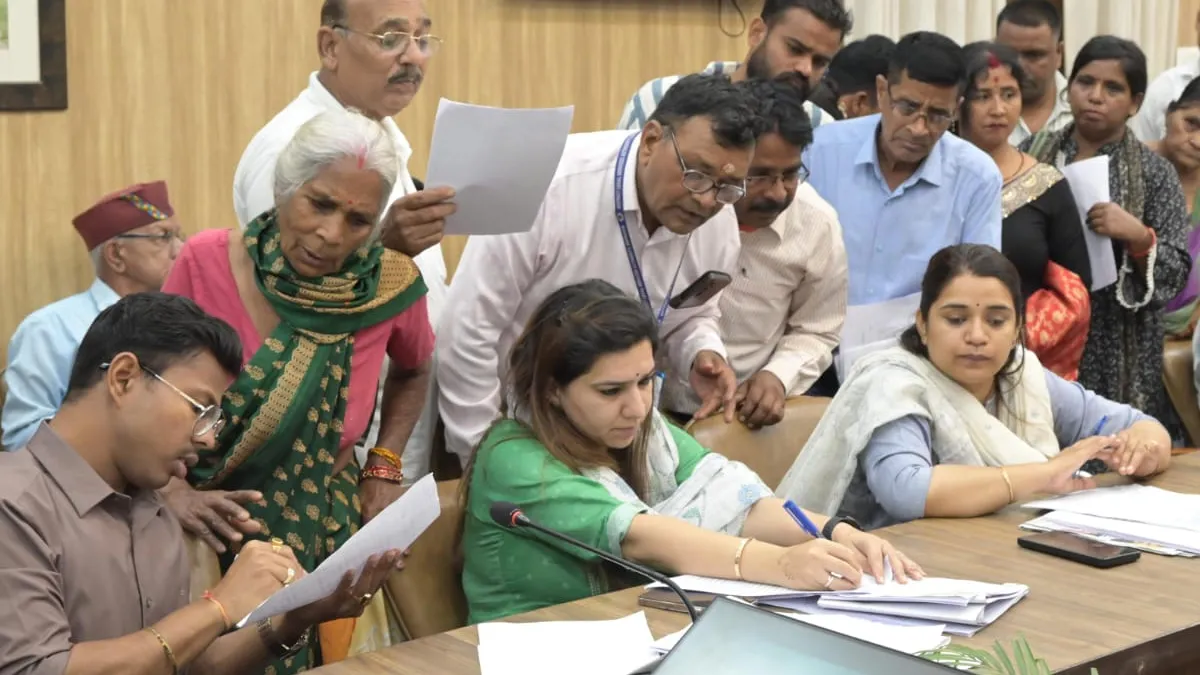 Dehradun Janta Darbar : स्कूल फीस से लेकर हाईटेंशन लाइन तक, देहरादून प्रशासन ने सुनीं 201 शिकायतें