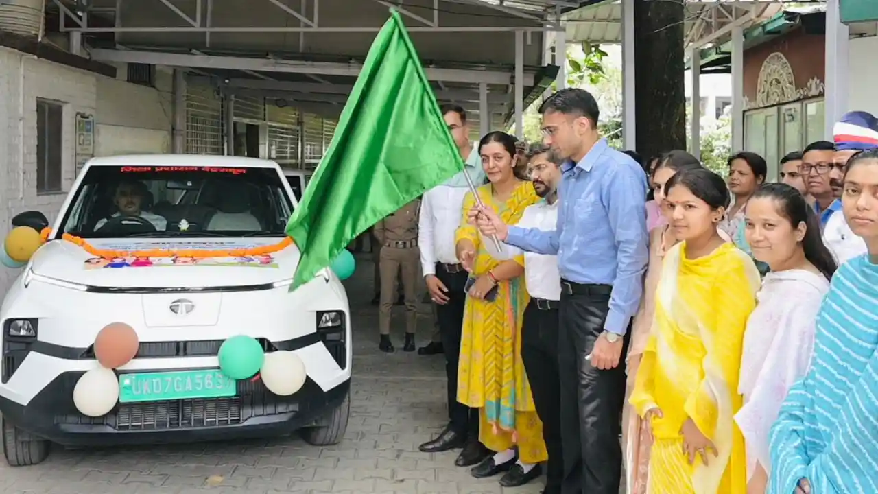 देहरादून: दिव्यांगों और बेसहारा महिलाओं को मिली फ्री EV की सौगात, DM ने दिखाई हरी झंडी