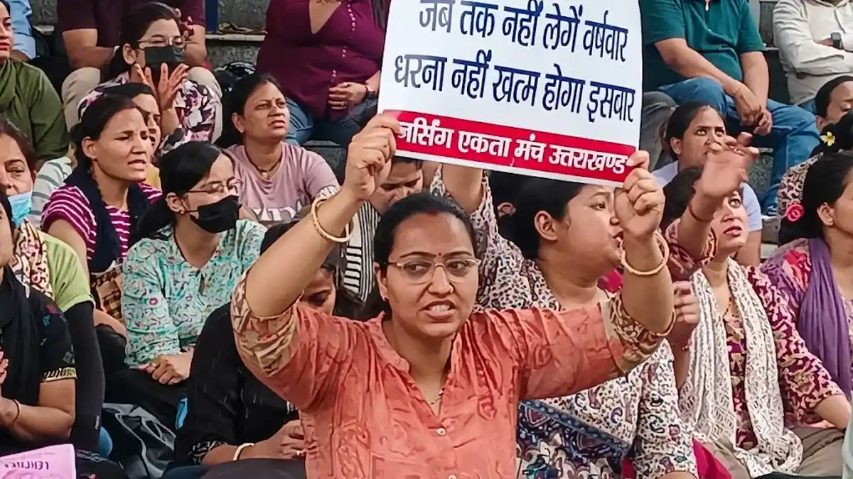 देहरादून में 31 घंटे से पानी की टंकी पर डटी हैं नर्सें, अंतरराष्ट्रीय नर्स दिवस को बताया 'ब्लैक डे'