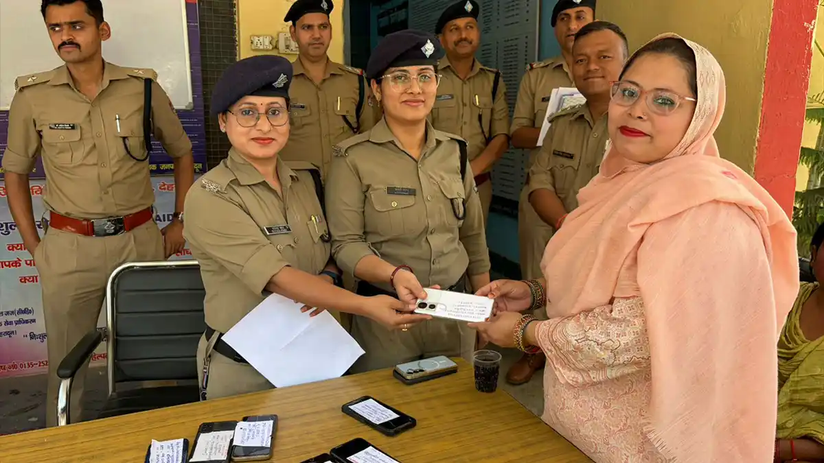 विकासनगर पुलिस ने लौटाए ₹3 लाख के गुमशुदा मोबाइल, लोगों के चेहरों पर लौटी मुस्कान