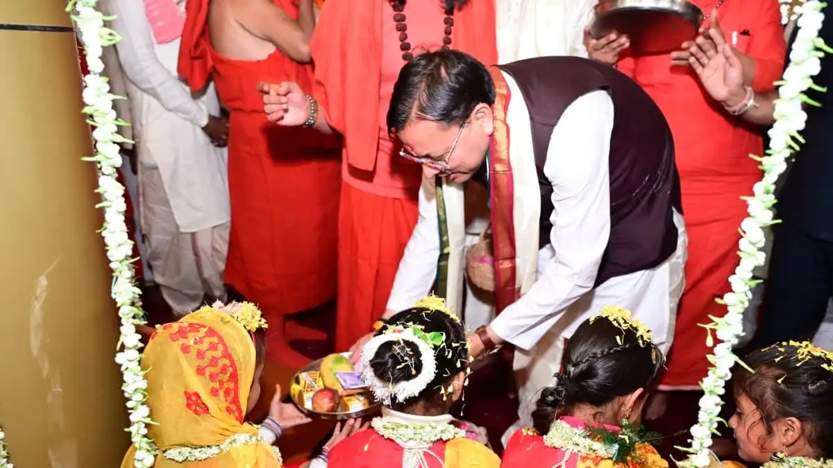 अल्मोड़ा के डोल आश्रम पहुंचे सीएम धामी, 1100 कन्याओं का पूजन कर लिया आशीर्वाद