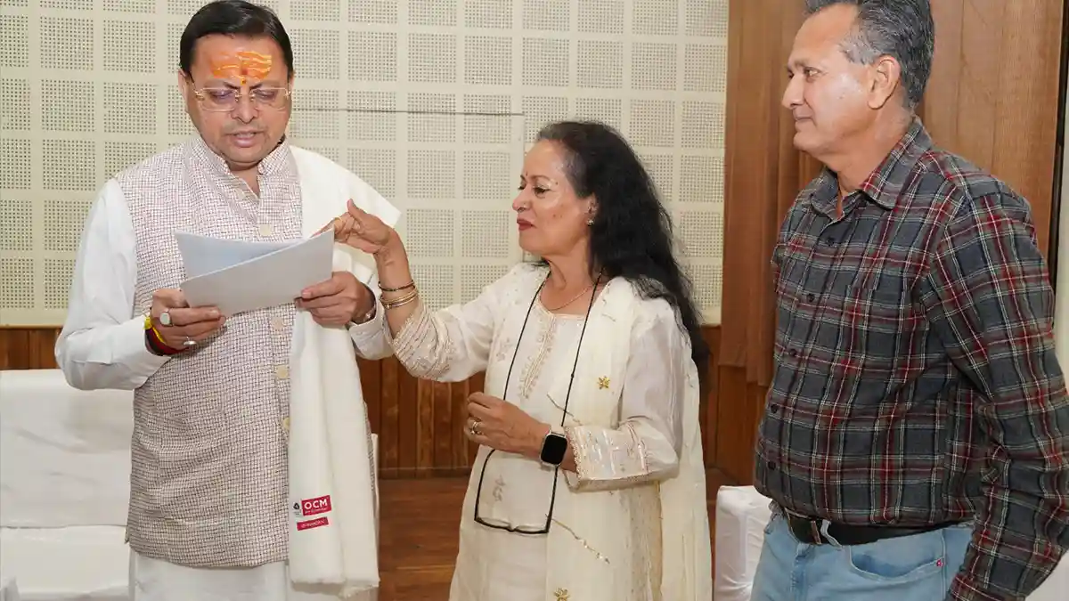 मुख्य सेवक सदन में अचानक पहुंचीं अभिनेत्री हिमानी शिवपुरी, CM धामी से मिलकर उत्तराखंड के लिए कह दी ये बड़ी बात